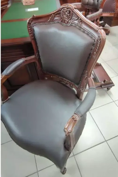 Резное кресло Brown  